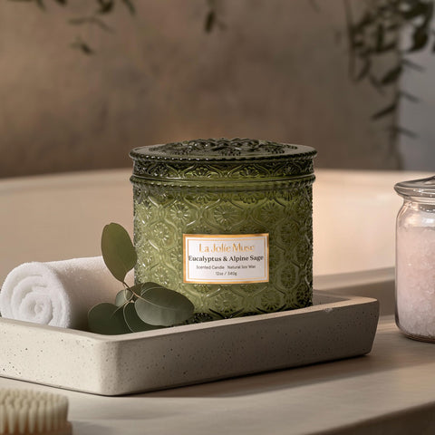LA JOLIE MUSE cotton double-wick close-up for even burn and strong fragrance throw