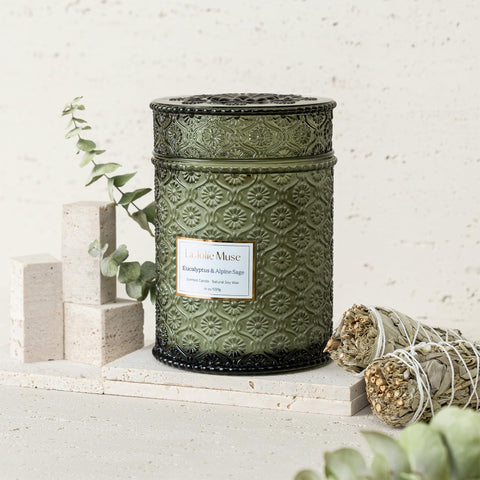 LA JOLIE MUSE cherry wood wick closeup promoting clean even burn and crackle