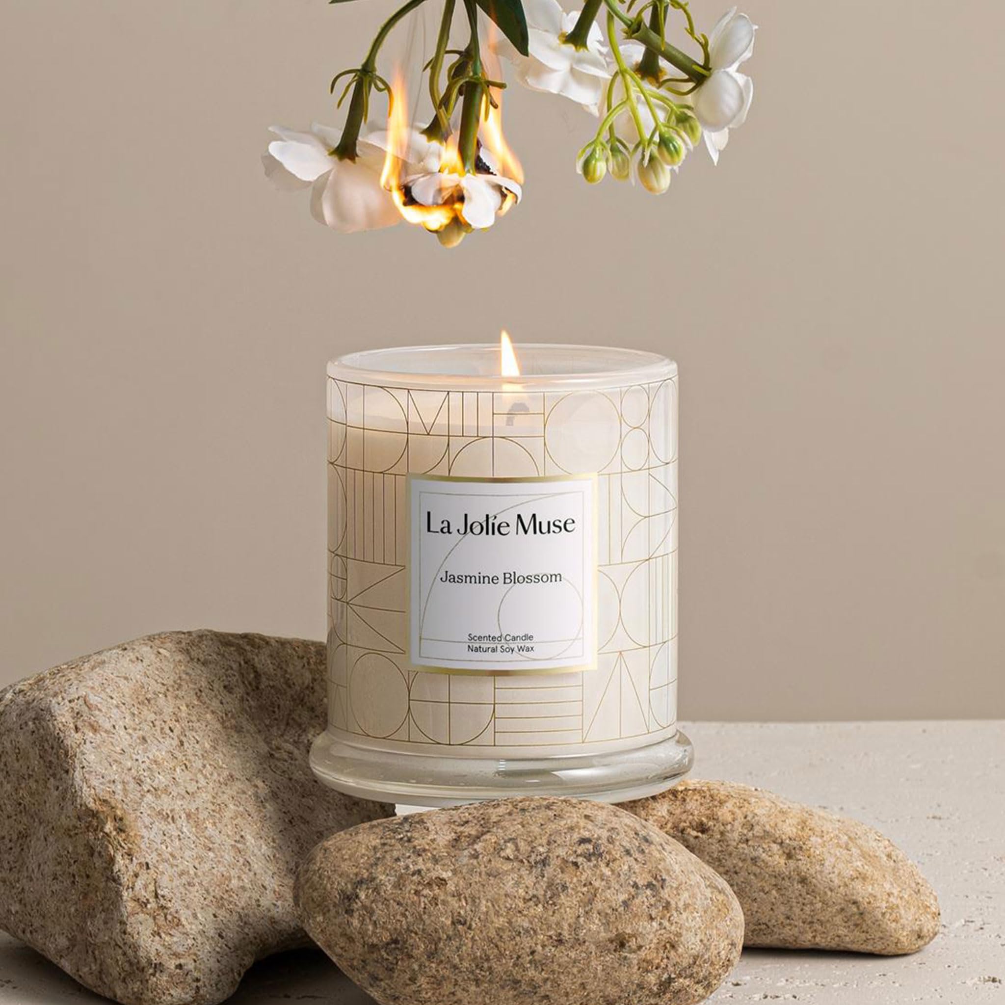 LA JOLIE MUSE lit candle in living room creating warm ambient light and steady floral atmosphere