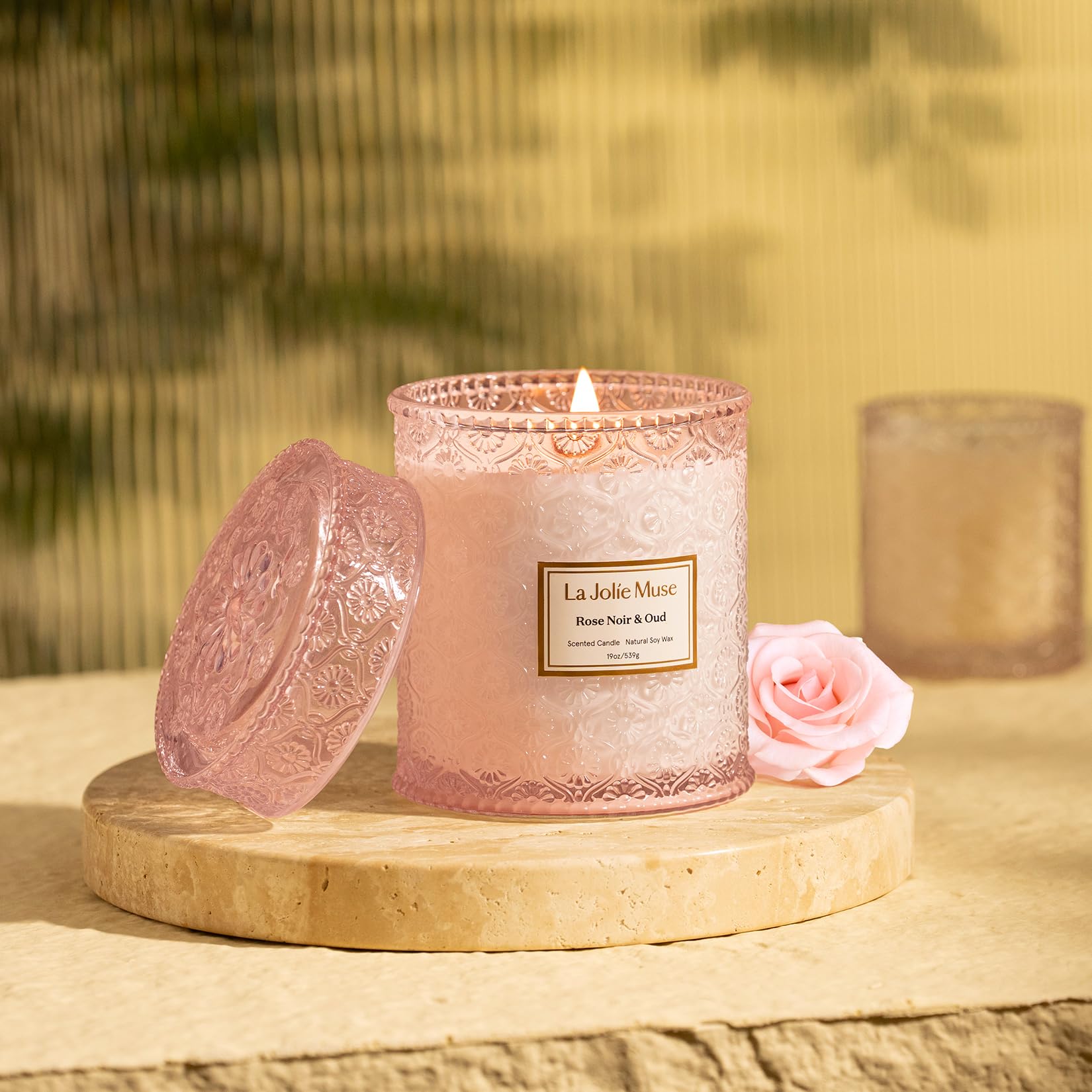 LA JOLIE MUSE cherry wood wick and melted soy wax close-up for even burn benefit