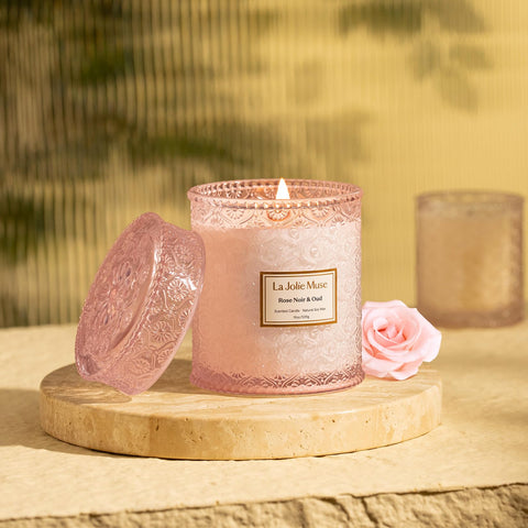LA JOLIE MUSE cherry wood wick and melted soy wax close-up for even burn benefit