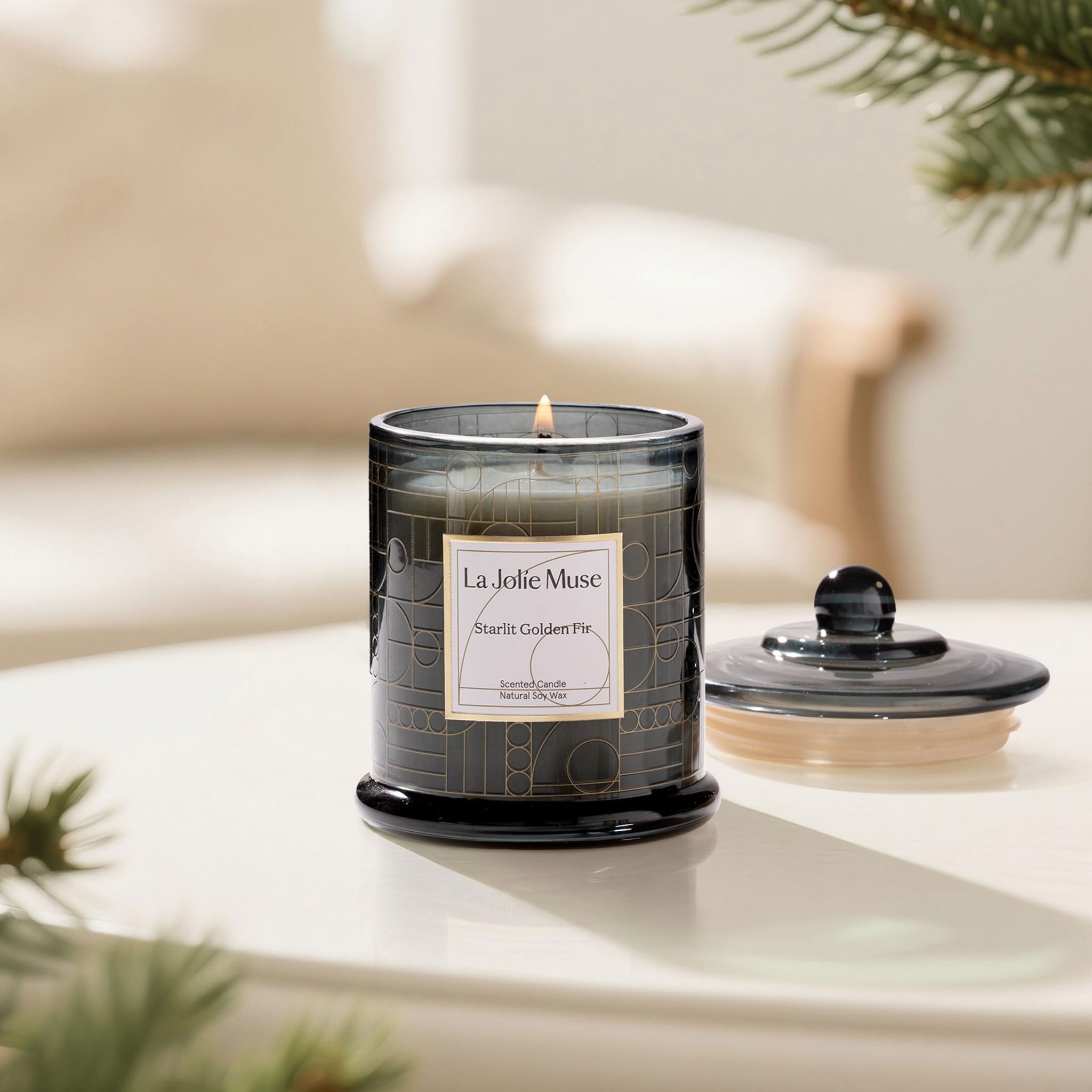 LA JOLIE MUSE close-up of soy wax and lead-free cotton wick for clean burn benefit