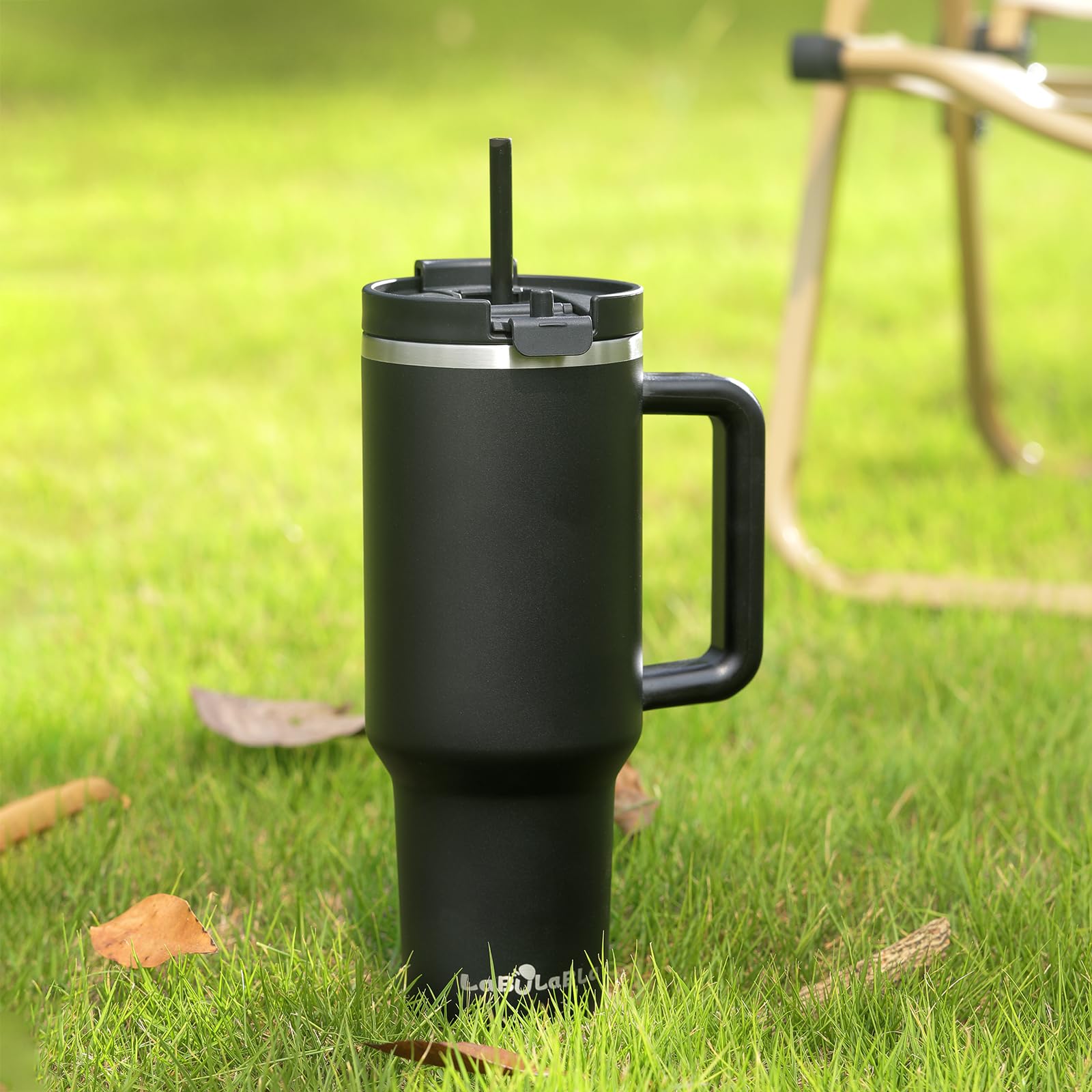 Labulabla tumbler on picnic table showing durable outdoor use and temperature retention