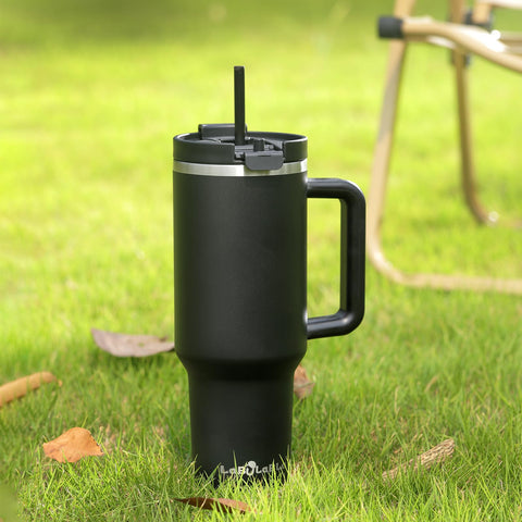 Labulabla tumbler on picnic table showing durable outdoor use and temperature retention