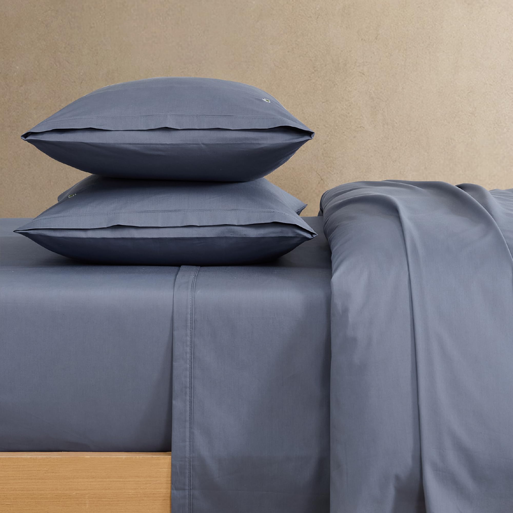 Lacoste fitted sheet close-up of elastic corners for a secure fit and hassle-free beds