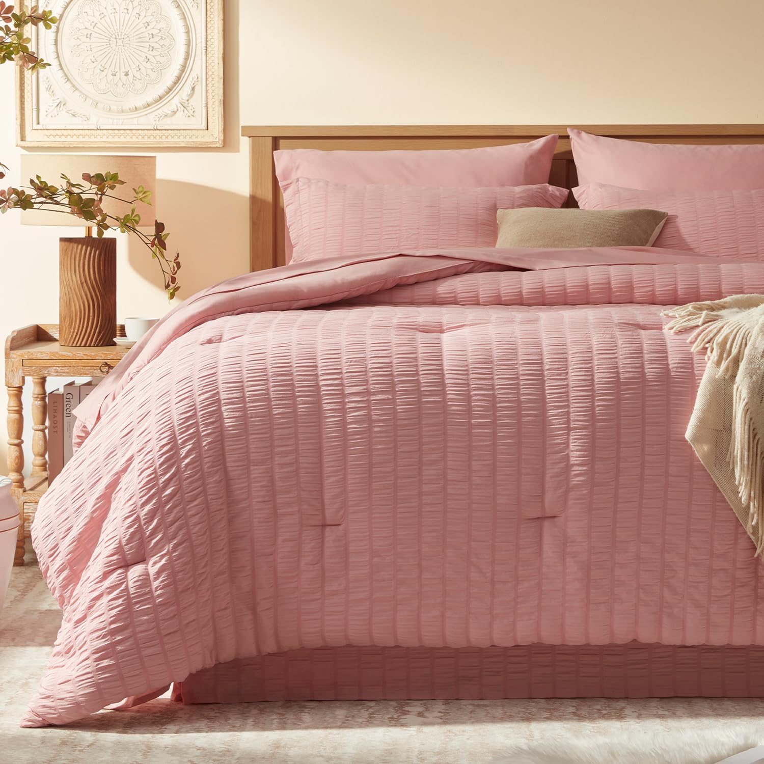 Laojin Balhen queen bed scale image showing comforter and sheets on standard mattress for size reference