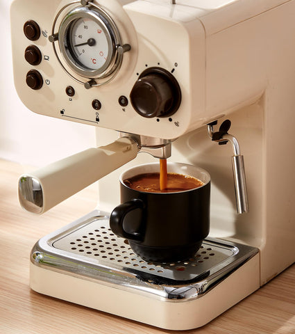 Lareina cup being filled with cappuccino showing heat retention advantage