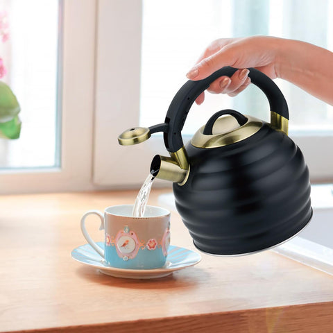 Lazneyru next to measuring cup showing 3.2-quart capacity for family use