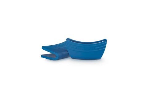 Le Creuset front view of Marseille handle grips showing package benefit of easy use