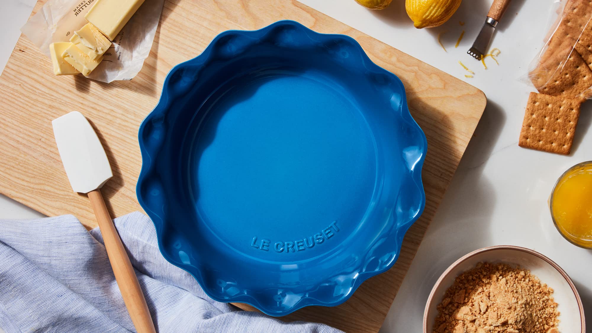 Le Creuset Heritage Pie Dish close-up of golden crust release, demonstrates even browning benefit