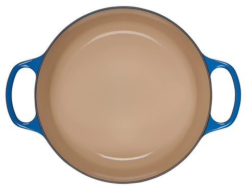 Le Creuset detailed view of lid knob and ergonomic handles for safe lifting benefit