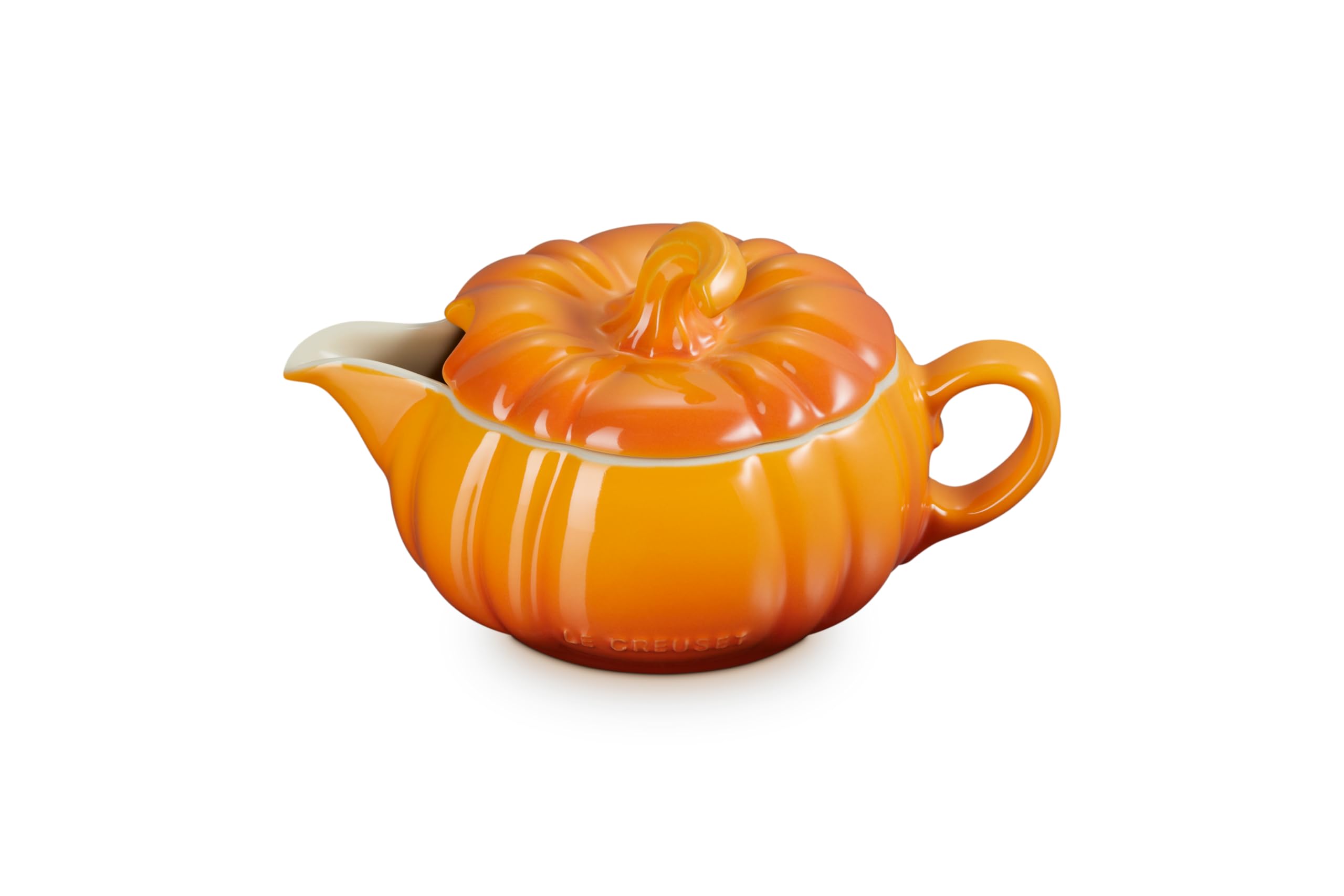 Le Creuset close side view showing spout that pours without dripping
