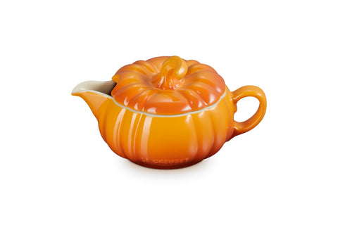 Le Creuset close side view showing spout that pours without dripping