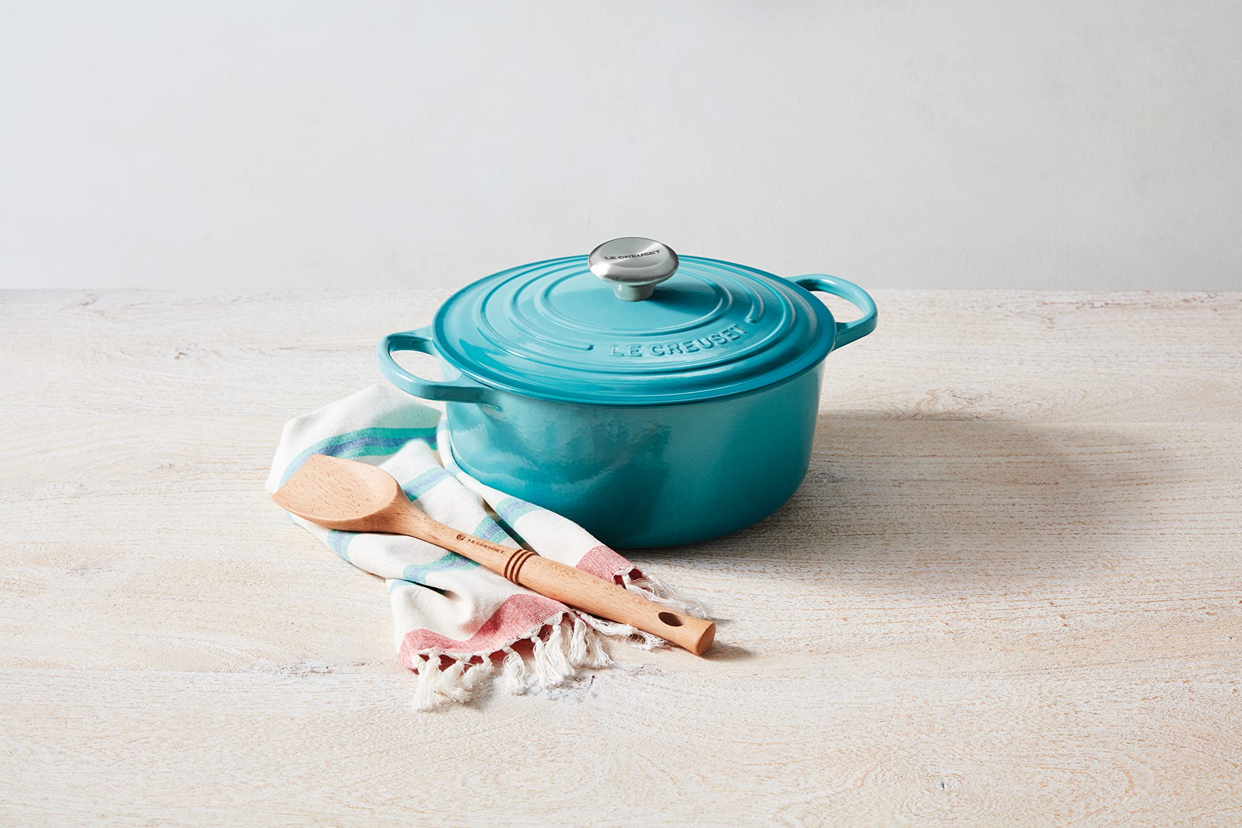 Le Creuset handle close-up highlighting elliptical grip for comfortable control