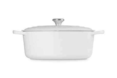 Le Creuset wide side handle demonstrating secure lifting when full