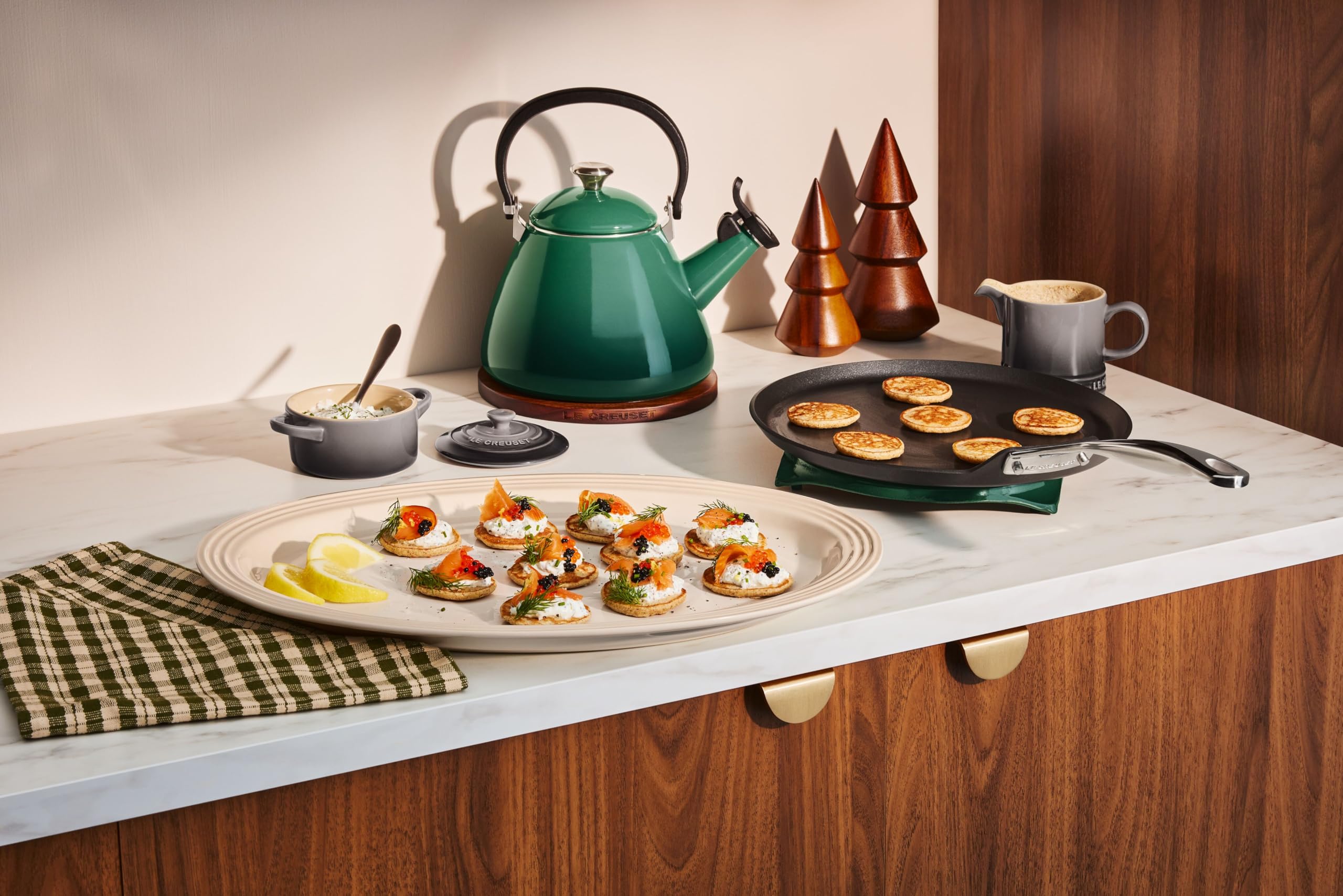 Le Creuset side profile illustrating shallow rim and flared edge for pouring