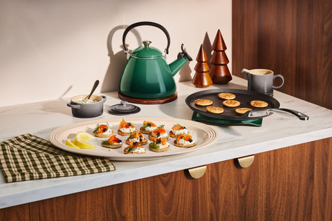 Le Creuset side profile illustrating shallow rim and flared edge for pouring