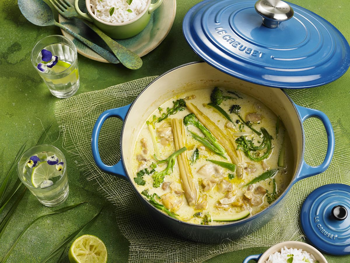 Le Creuset side profile highlighting tall sides that reduce splatter and boil-overs benefit