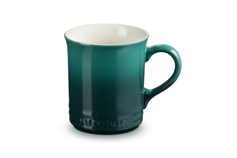 Le Creuset close-up of mug handle demonstrating comfortable grip and secure hold benefit
