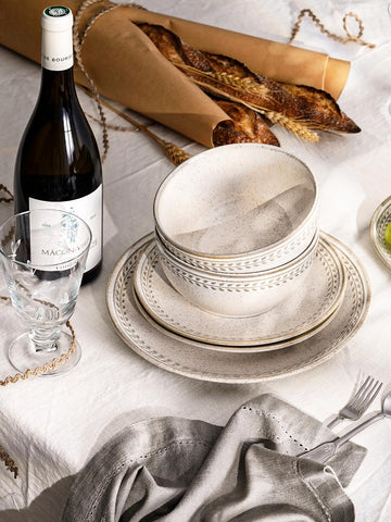 LE TAUCI hand holding plate showing true-to-scale size and easy handling