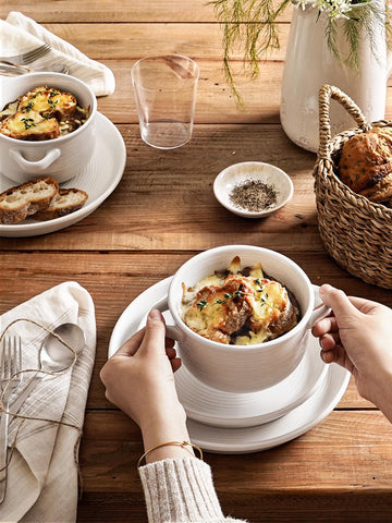 LE TAUCI bowl next to spoon for scale, clarifies true 28 oz serving capacity