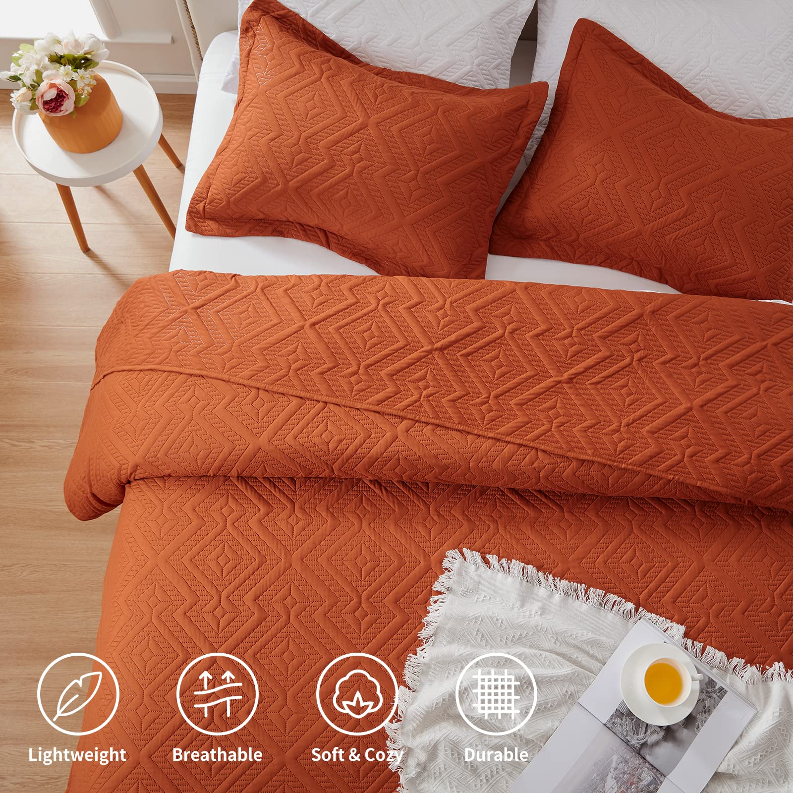 LEAONME quilt on styled king bed demonstrating warm decor impact