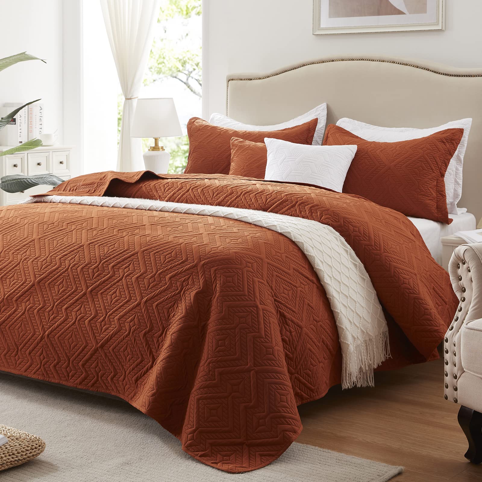 LEAONME quilt front packaging showing full burnt orange set and benefits
