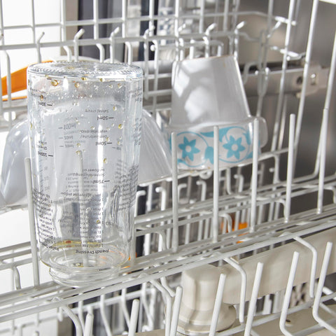 Leifheit bottle pouring dressing over salad to show easy, controlled serving