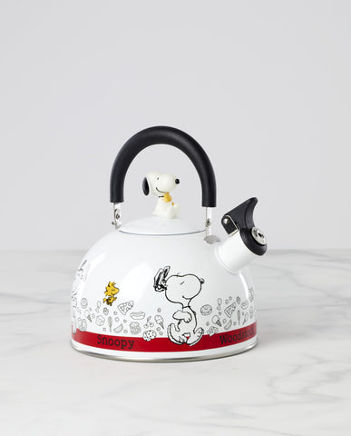 Lenox Chef Snoopy close-up of Snoopy and Woodstock artwork highlighting durable enamel finish