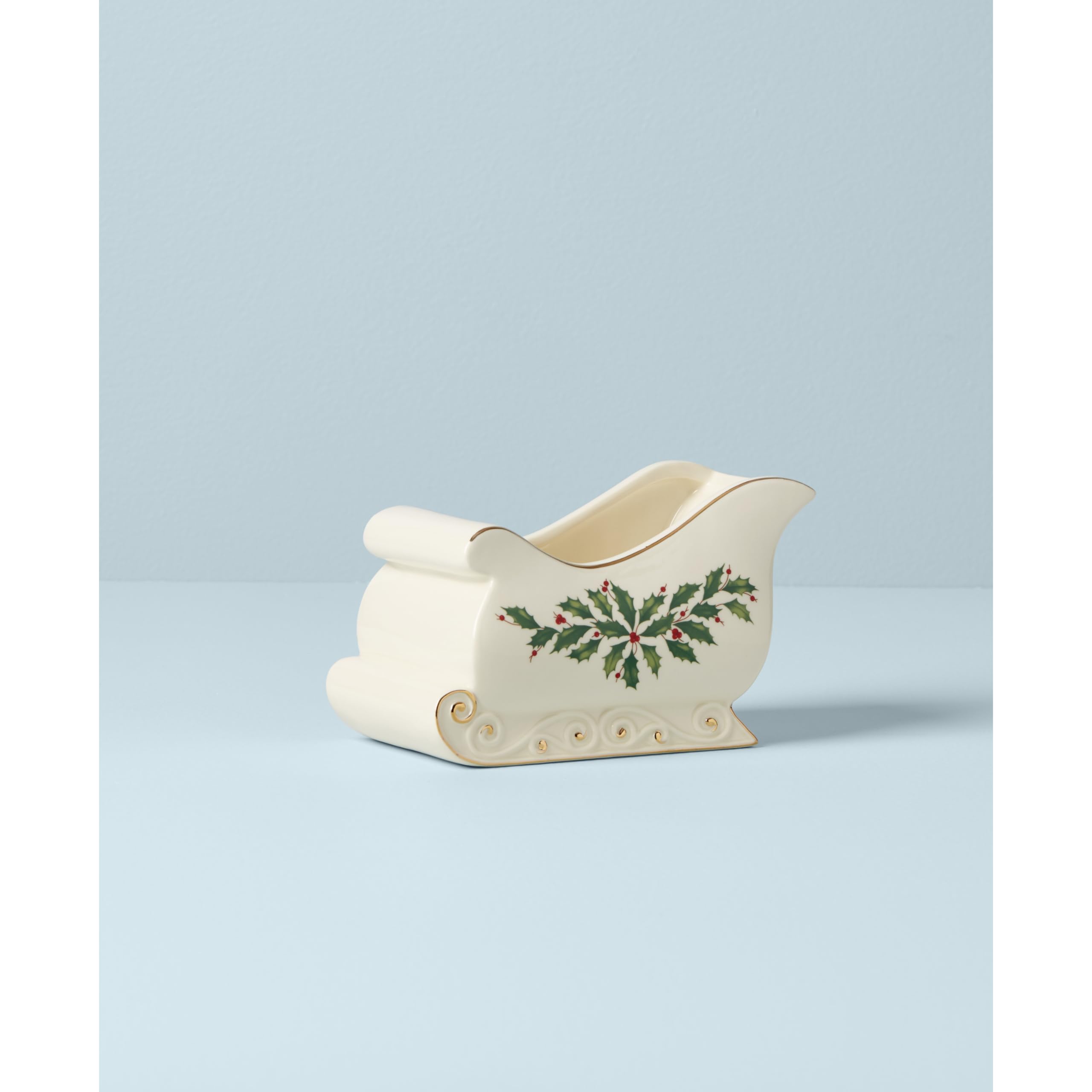 Lenox close-up of holly motif and 24k gold trim highlighting elegance
