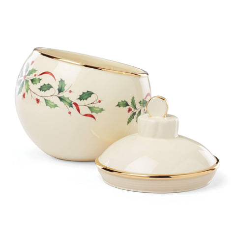 Lenox close-up of 24k gold accents on porcelain emphasizing craftsmanship and shine