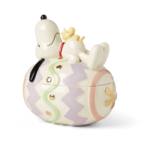 Lenox Snoopy Easter jar lid and top label close-up highlighting secure covered storage