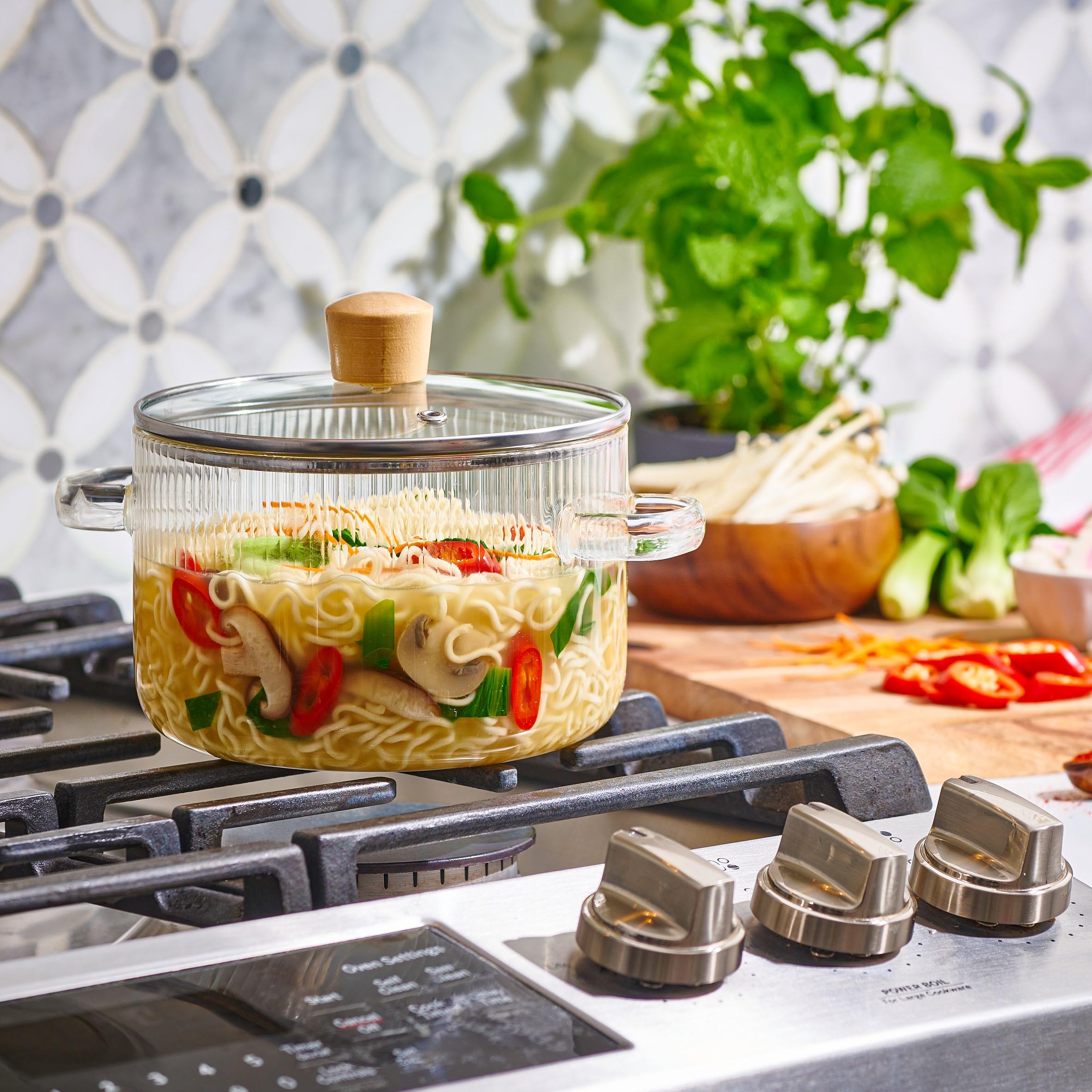 Le'raze glass lid seal detail demonstrating tight fit to lock in steam and flavor