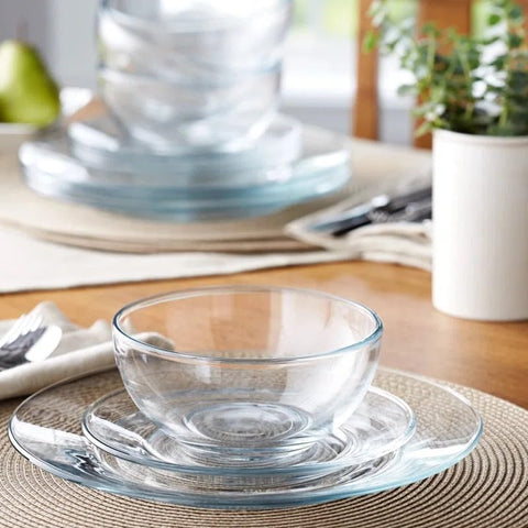 Le'raze dinner plate closeup highlighting lipped edge for spill prevention