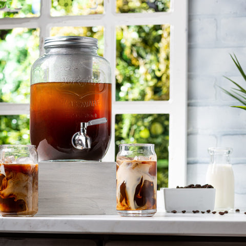 Le'raze glass filled with iced coffee demonstrating thermal resistance and style