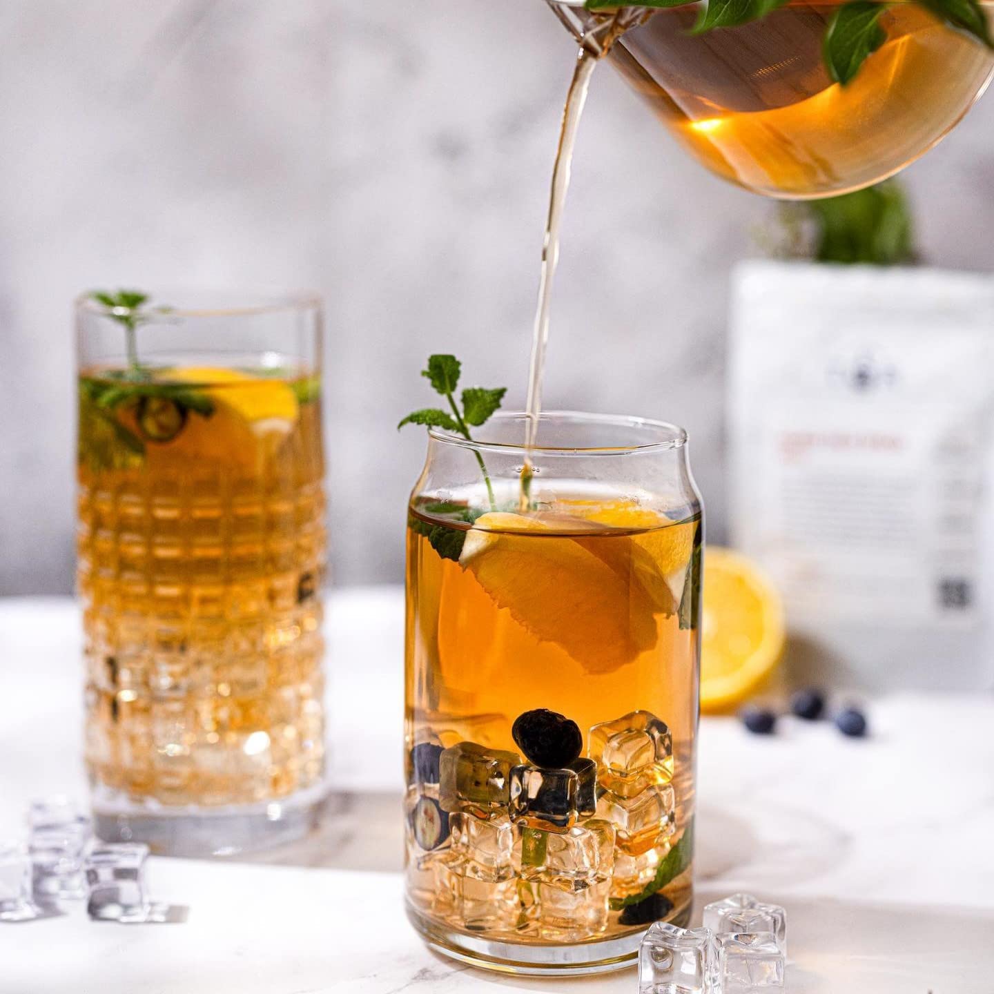 Le'raze glass with cocktail showcasing clarity and attractive drink display