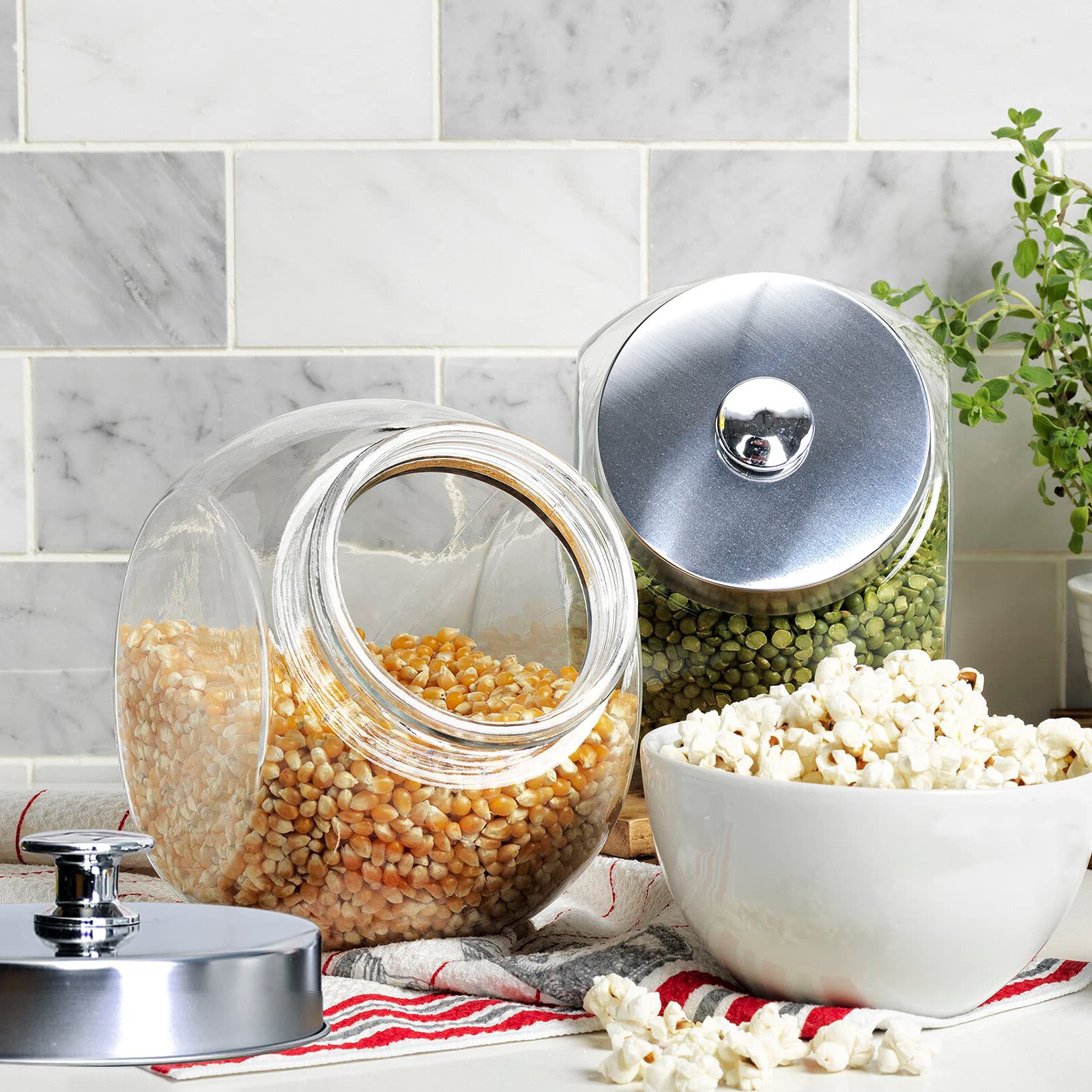 Le'raze lid close-up showing airtight seal for fresher snacks and reduced moisture