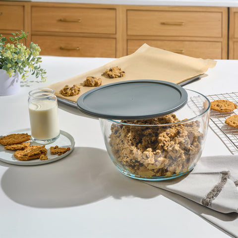 Le'raze borosilicate glass bowl filled with salad ready to serve attractively