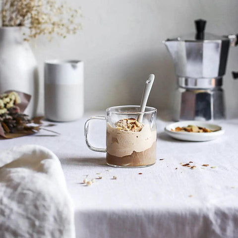 Le'raze in use with latte foam pour demonstrating visual presentation benefit
