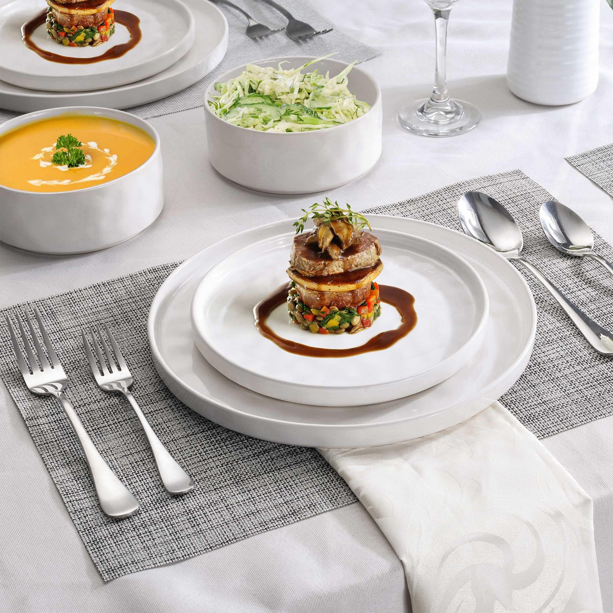 LIANYU closeup of 10.25-inch dinner plate edge, durable glaze for long-lasting use