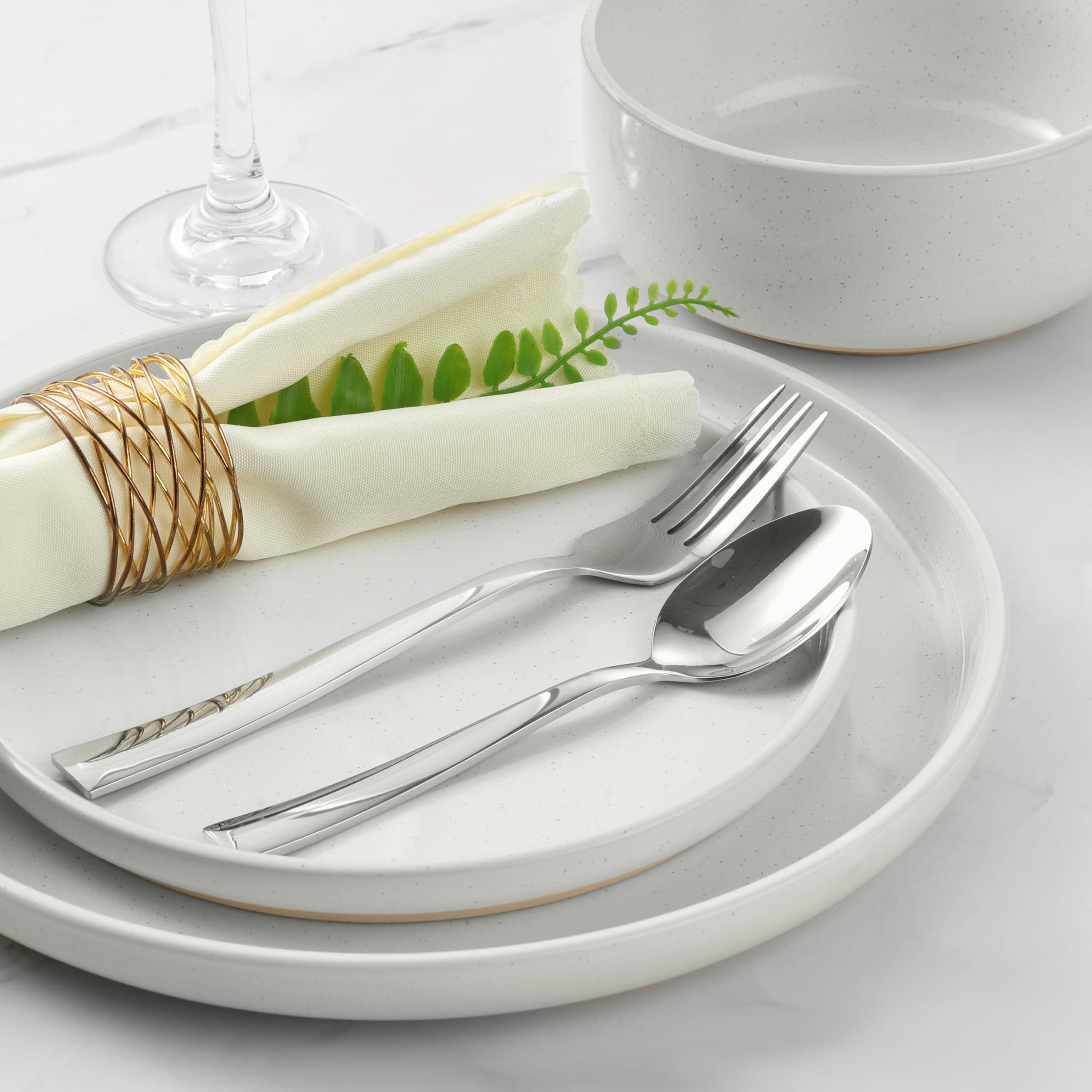 LIANYU table setting with set in family meal scene enhancing presentation