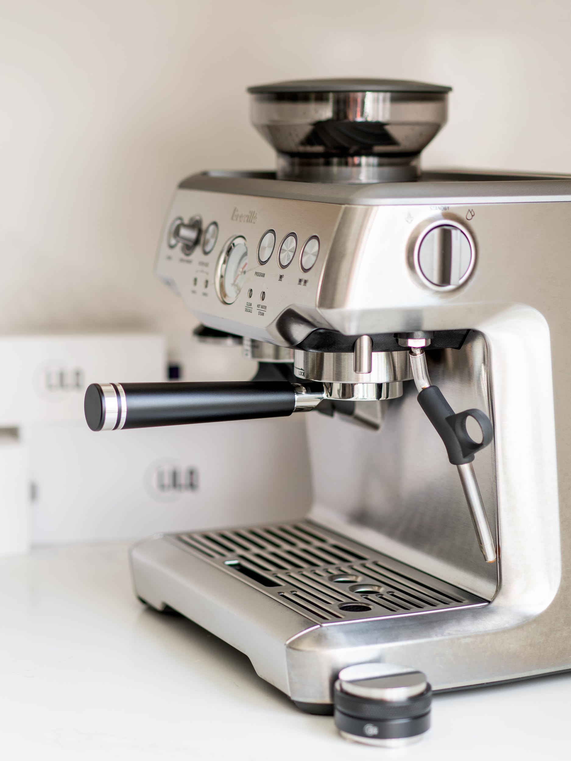 LILQ bottomless portafilter extraction action revealing spray pattern and crema