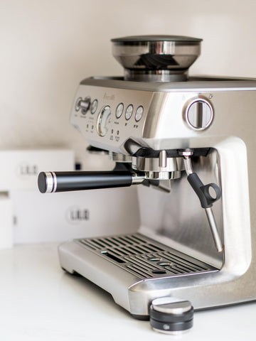 LILQ bottomless portafilter extraction action revealing spray pattern and crema