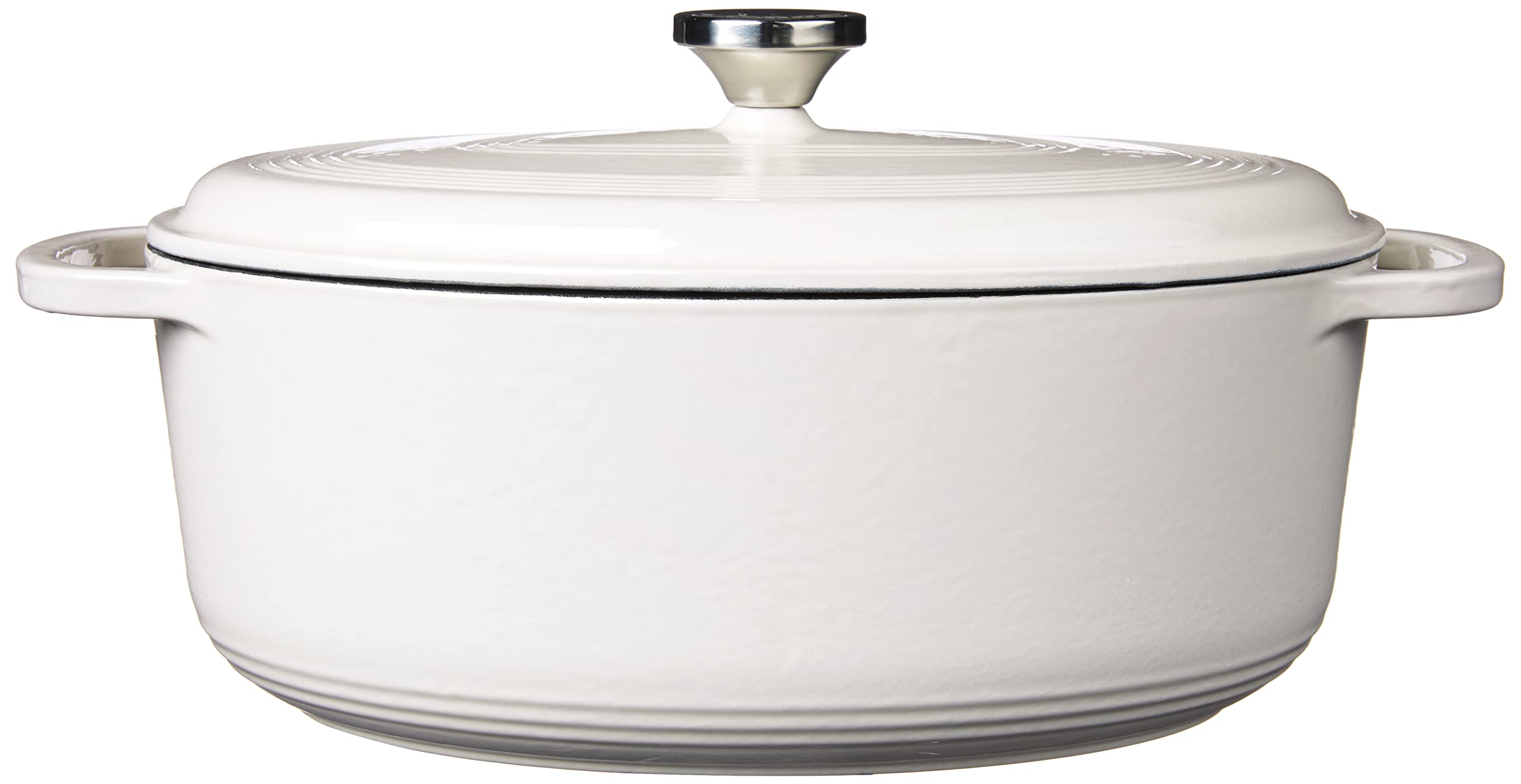Lodge lid close-up highlighting tight seal and moisture retention benefit