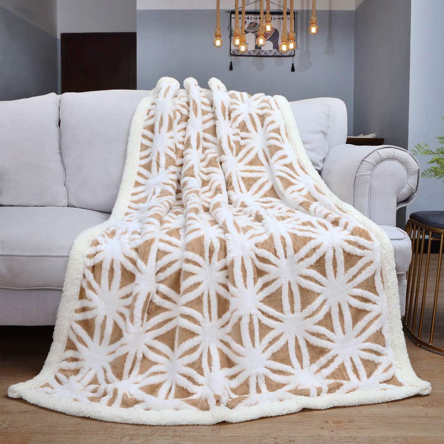 LOMAO blanket hem stitching close-up showing durable edge and long-lasting use