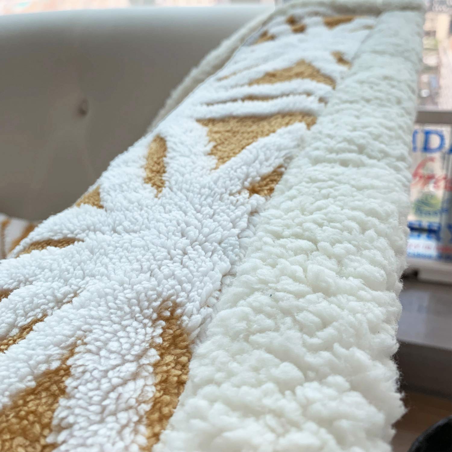 LOMAO blanket in car backseat illustrating travel comfort and convenience