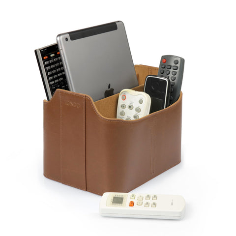 Londo holding an iPad in the central slot, convenient hands-free viewing benefit