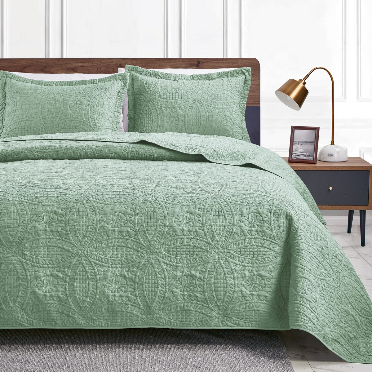 Love's cabin front view of sage queen quilt showing full coverage and modern look