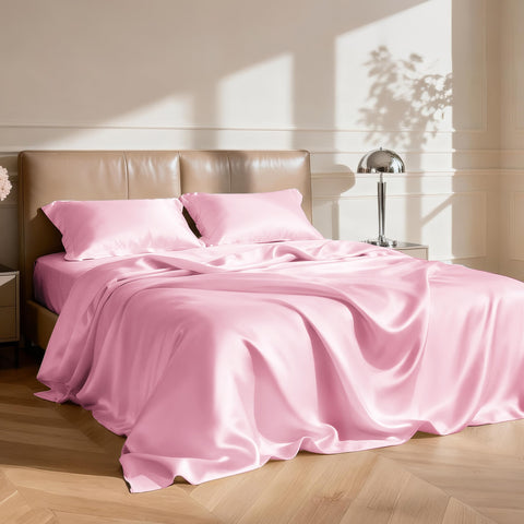 Love's cabin fitted sheet deep-pocket detail showing snug elastic fit benefit