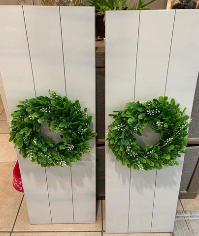 LSKYTOP wreath on mantel provides low-maintenance decor styling